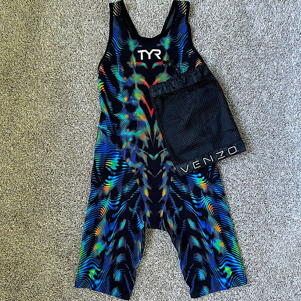 TYR Kneeskin VENZO GENESIS Closed Back Size 22